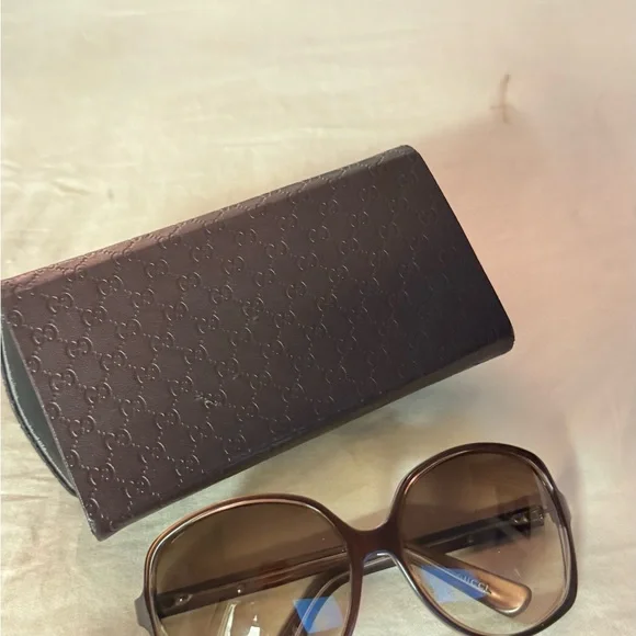 Gucci Elegant Brown Sunglasses display picture 2